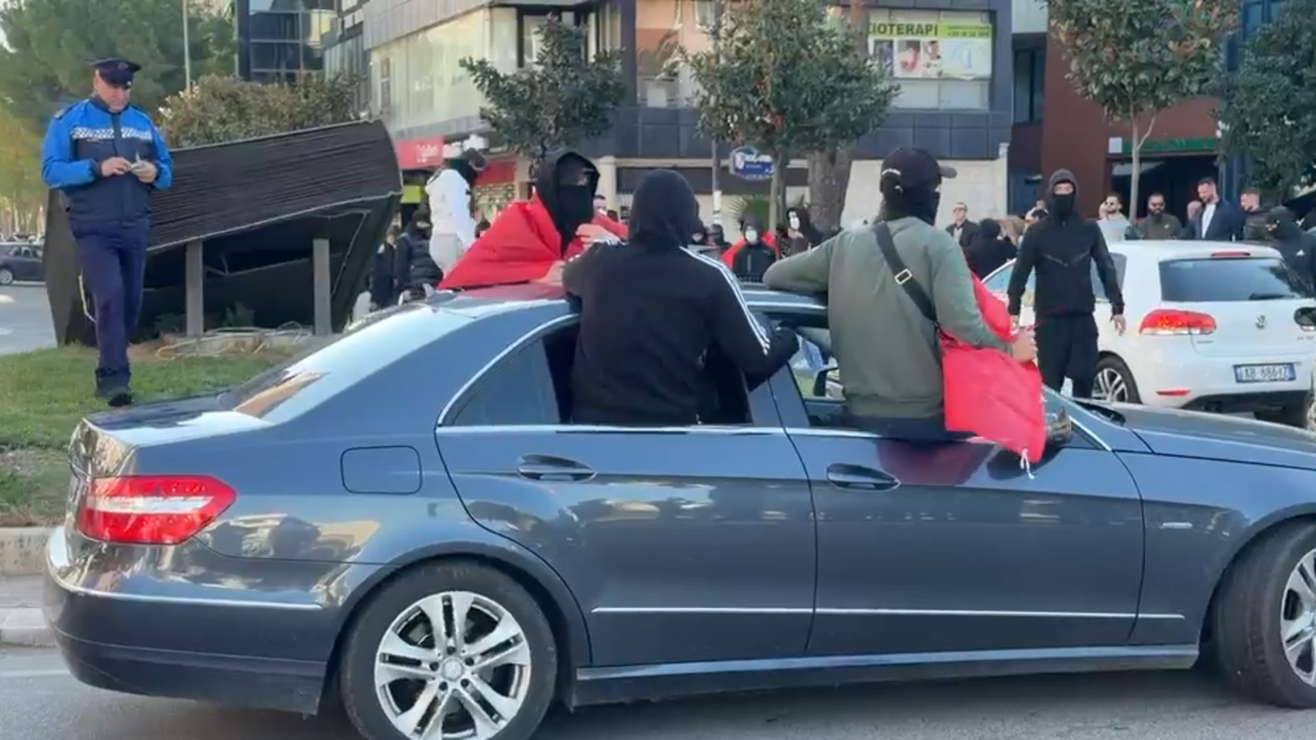 Mbyllet protesta në Lezhë  Rreth 50 të rinj në tubim  dëmtohen hapësirat publike dhe shkatërrohet monumenti i librit të Gjergj Fishtës