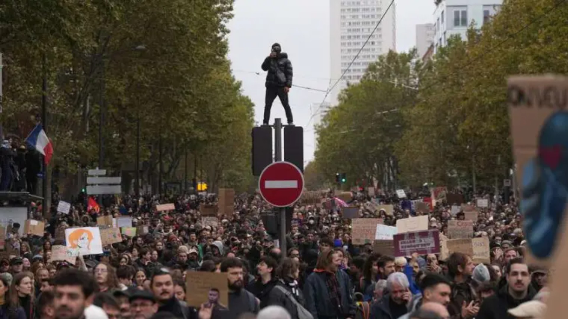 Foto nga burimi: Protestat në Francë, qeveria shqyrton bllokimin e rrjeteve sociale dhe internetit celular në disa zona