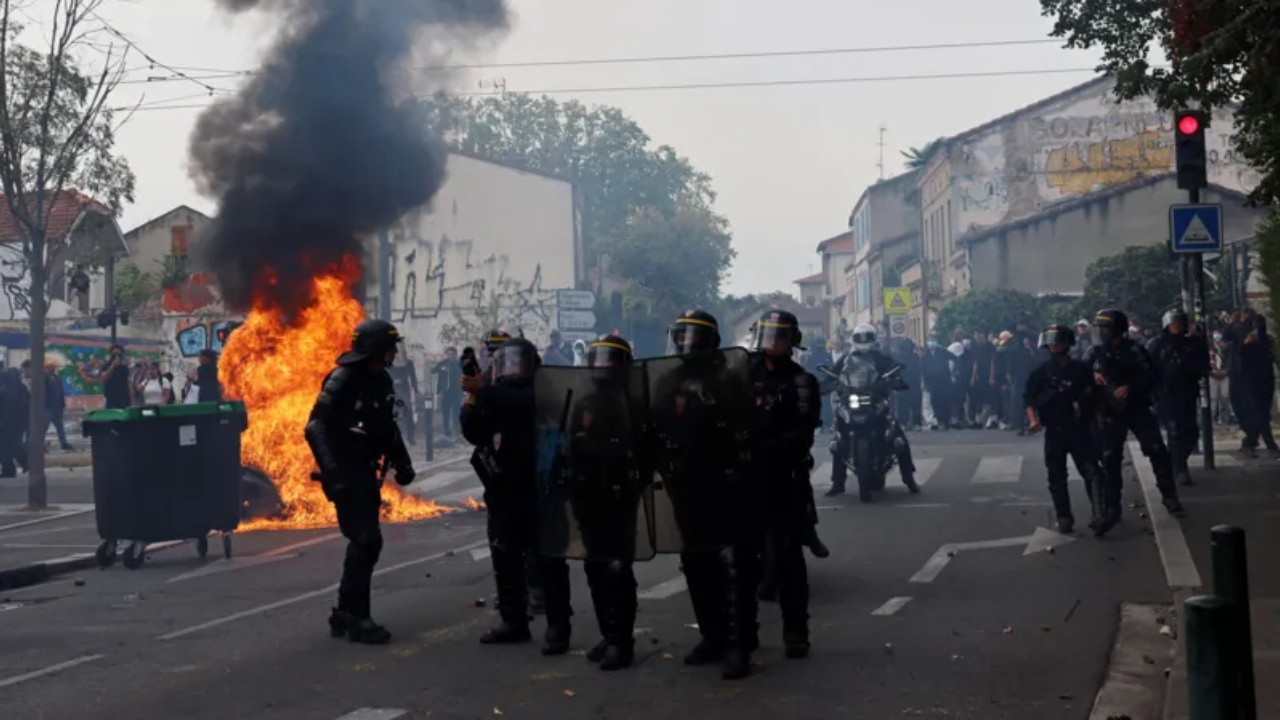 franca-ne-kaos-protestat-e-nxenesve-detyrojne-mbylljen-e-deri-500-shkollave-mbi-5-mije-te-arrestuar