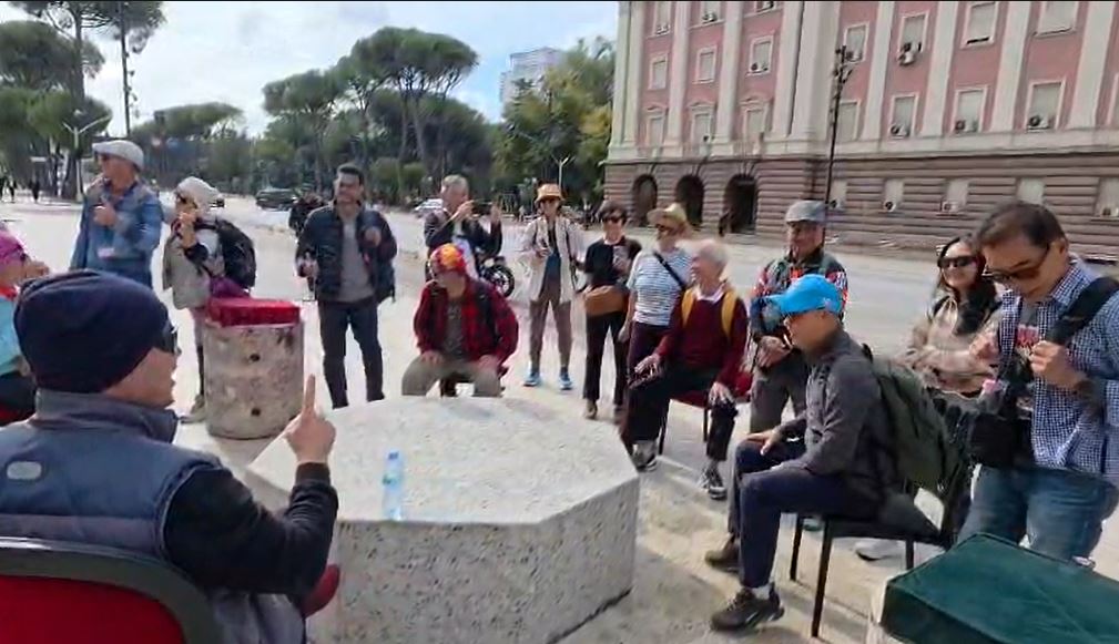 Rama nxori sërish karrige e tryezë për dialog me protestuesit  turistët  nuk i lënë bosh   ulen dhe fotografojnë njëri tjetrin