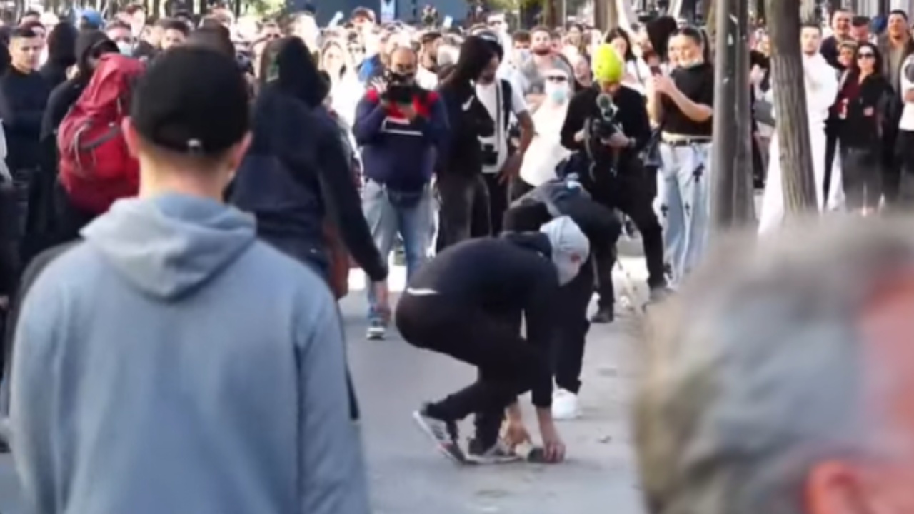 Foto nga burimi: Protesta para Ministrisë së Arsimit, të rinjtë qëllojnë me gurë drejt godinës, disa prej tyre futen në oborrin e institucionit