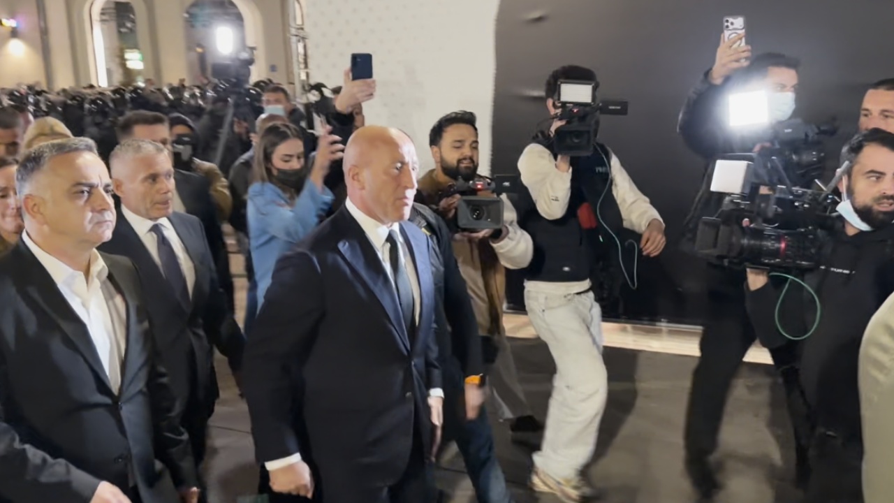 Demonstrata në Kosovë  Ramush Haradinaj del të flasë me protestuesit  Deputetja e PDK së  Policia po zbaton detyrën që i kanë dhënë pa të drejtë