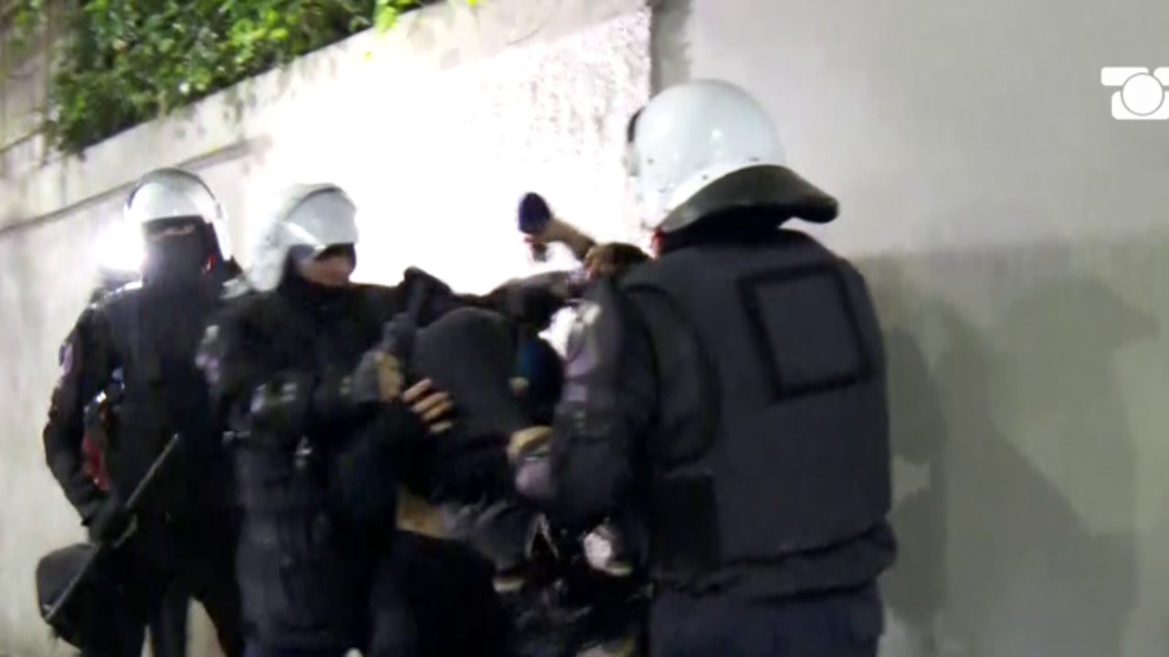 Policia ndjek protestuesit në rrugë, dy të rinj arrestohen me forcë nga FNSH para Ambasadës Zvicerane