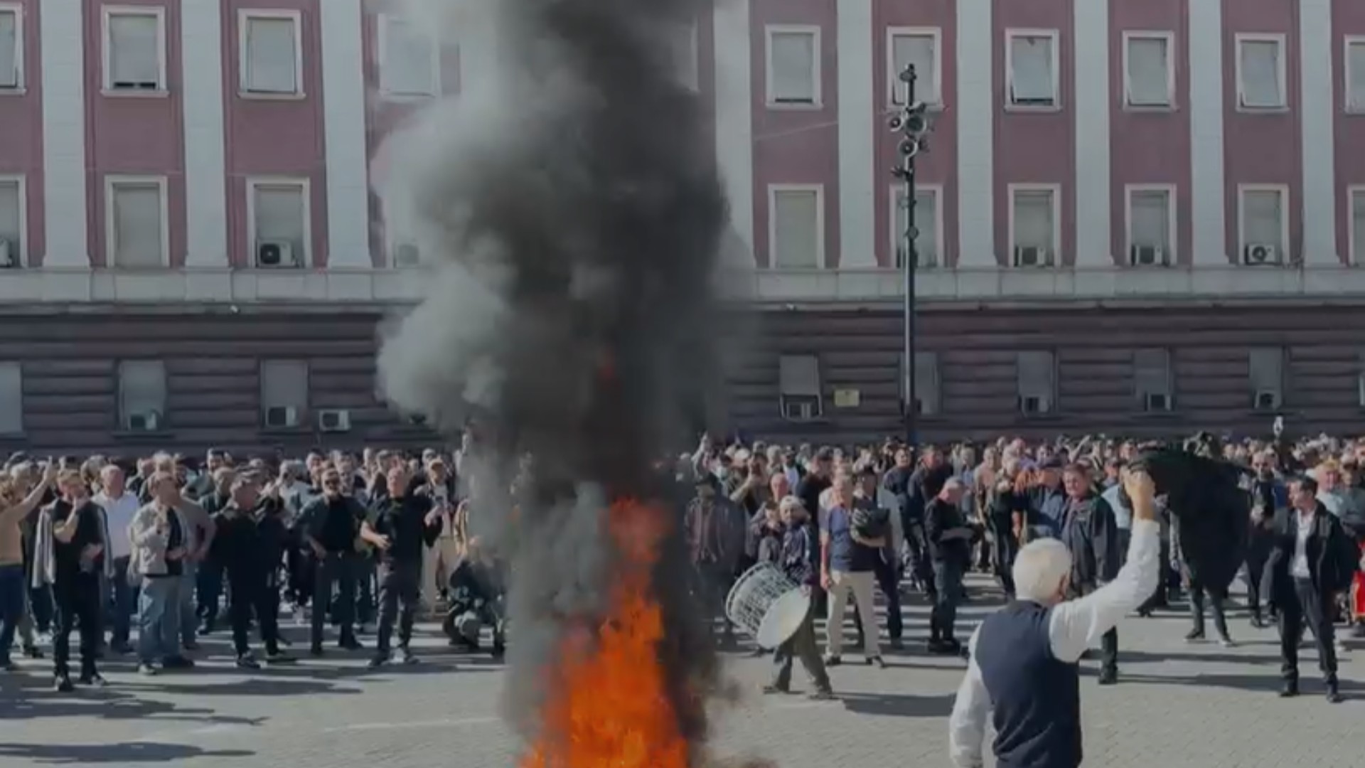 VIDEO/ I moshuari i PD “kopjon” protestuesit e rinj, kërcen rreth zjarrit para Kryeministrisë