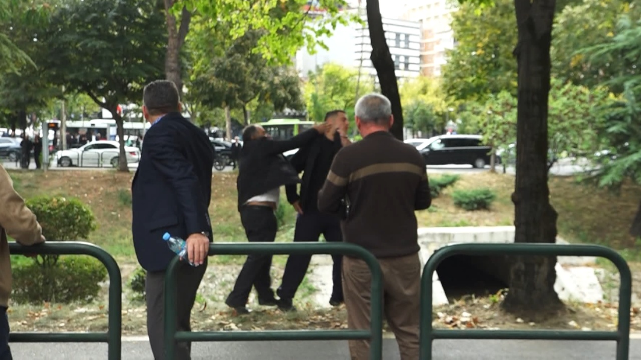 video-incident-ne-protesten-jashte-parlamentit-nje-i-ri-dhunohet-gjate-tubimit