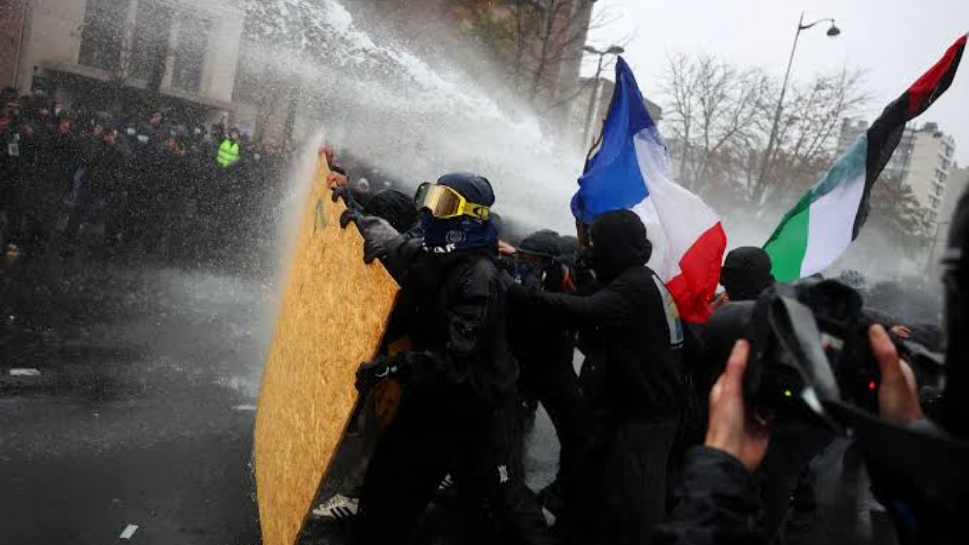 Foto nga burimi: Franca ashpërson ligjin e protestave, senati miraton gjoba deri në 10 mijë euro për dëmet, ligji pritet të votohet në Asamble