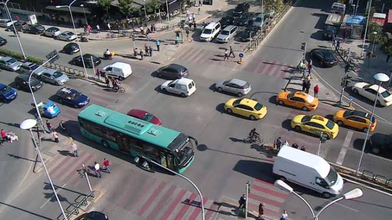 Foto nga burimi: Trafiku në Tiranë/ “Gjysmat e kamerave jashtë funksionit edhe para nisjes së protestave”, raporti i KLSH: Jo funksionalë edhe disa semaforë