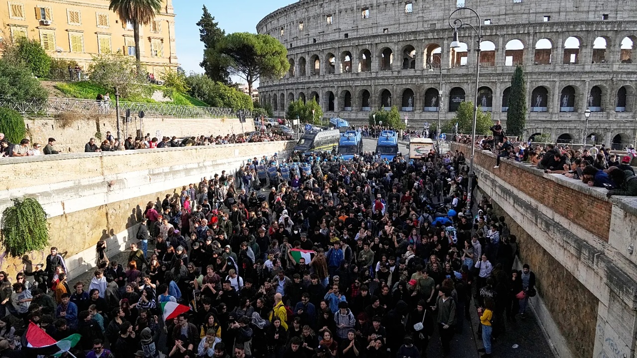 Protesta në Itali  Tubuesit vërshojnë në rrugë e sheshe  përplasje me policinë dhe 8 të arrestuar në Romë