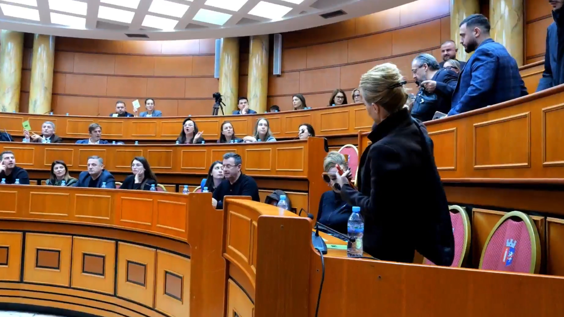 transferimi-i-kryebashkiakut-ne-burgun-e-fierit-debat-ne-keshillin-bashkiak-demokrati-teliti-e-konsiderojne-bashkine-e-tiranes-zhele-ai-u-rrembye-socialisti-halit-valteri-trajtim-c-njerezor