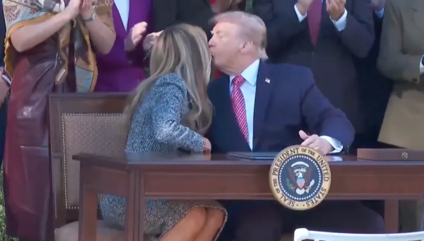 Video  Moment i sikletshëm në Shtëpinë e Bardhë  Melania shmang puthjen e Trumpit para kamerave