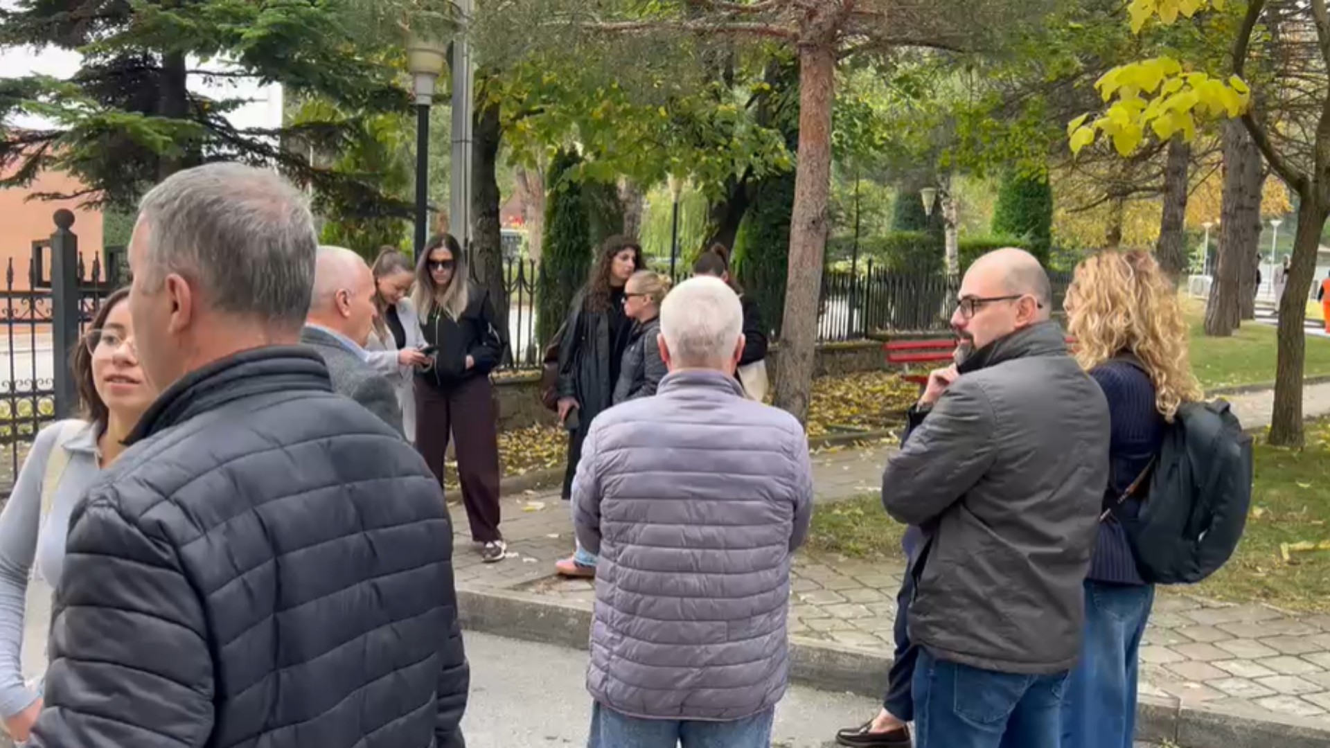 Foto nga burimi: Studentët dhe pedagogët bojkotojnë mësimin, marshim në mbështetje të protestës paqësore