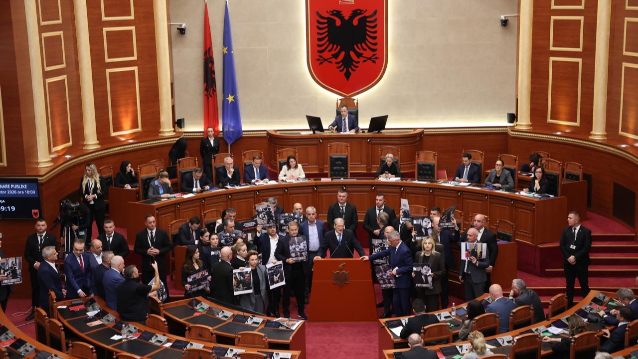 LIVE  Kaos në Kuvend  opozita bllokon foltoren  deputetët e PD tentojnë t i afrohen Peleshit dhe ndërhyn Garda  Në sallë edhe Rama me Ballukun