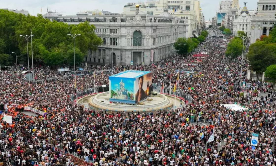 Valë protestash në Madrid/ Mijëra njerëz në rrugë pas rrëzimit të dekreteve për strehimin