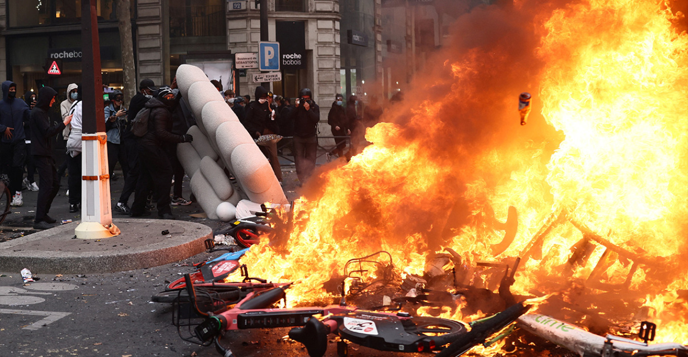 Foto nga burimi: Franca në flakë, 550 mijë protestues në shesh/ 1,200 arrestime dhe 150 efektivë të plagosur, 17-vjeçari humb dorën në Saint-Etienne