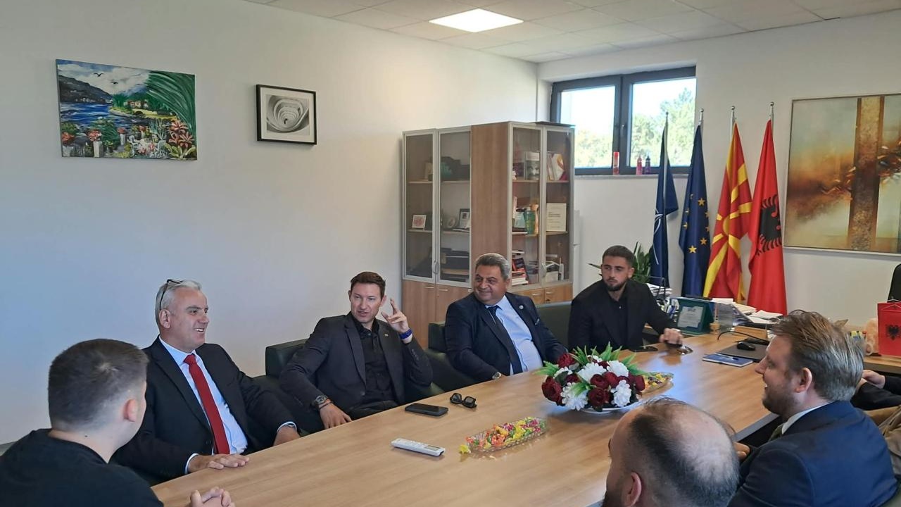 Ambasadori Meidani studentëve të Universitetit  Nënë Tereza  në Shkup  Një e drejtë ka vlerë vetëm kur mund të ushtrohet e plotë