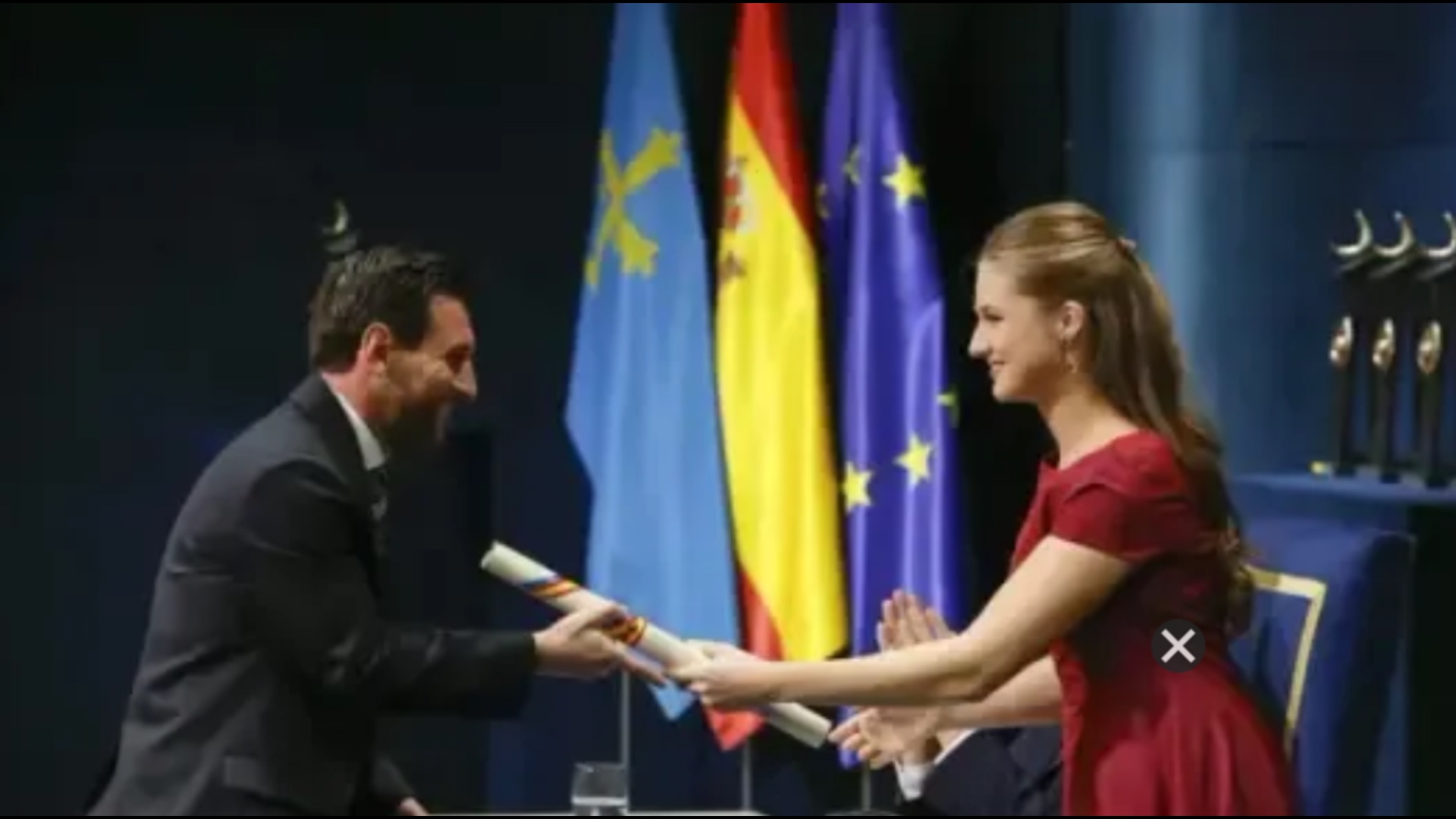 Foto nga burimi: ‘Me talentin tënd e bëre më të madh klubin e jetës’/ Joan Laporta përulet ndaj Lionel Messit