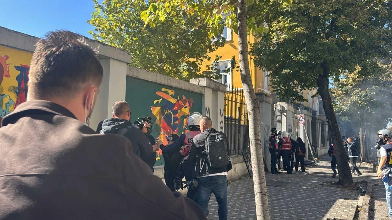Ministrja Kumbaro reagon pas akteve të dhunës  Shkatërrimi nuk përfaqëson marrëdhënien tonë me studentët