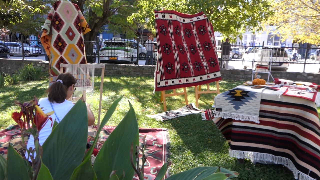 Artizanati gjallëron muzeun  në Elbasan mjeshtrit dhe të rinjtë përcjellin traditën te nxënësit e turistët