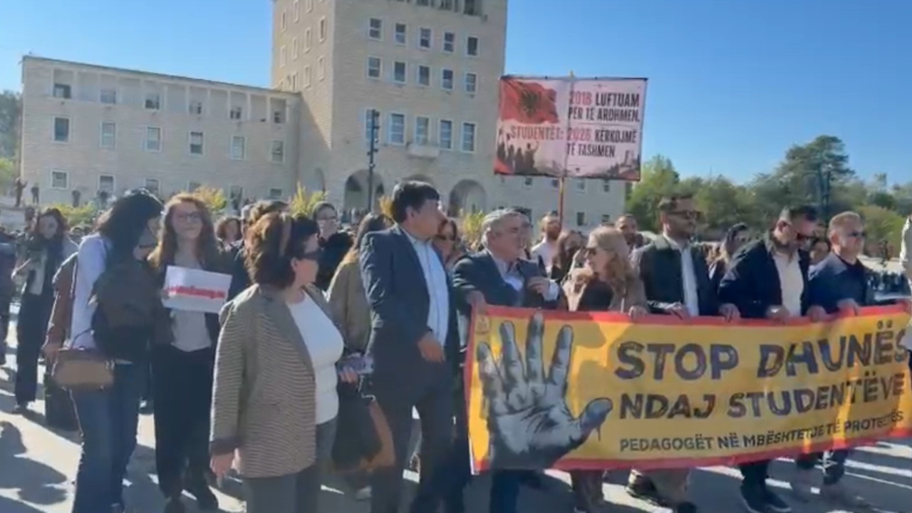 Pedagogët në marshim kundër dhunës ndaj studentëve  Të mblidhemi çdo ditë në 10 00