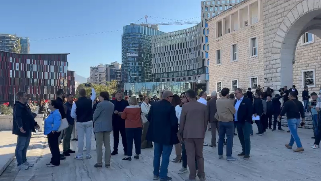 Në mbështetje të studentëve  pedagogët nisin tubimin paqësor