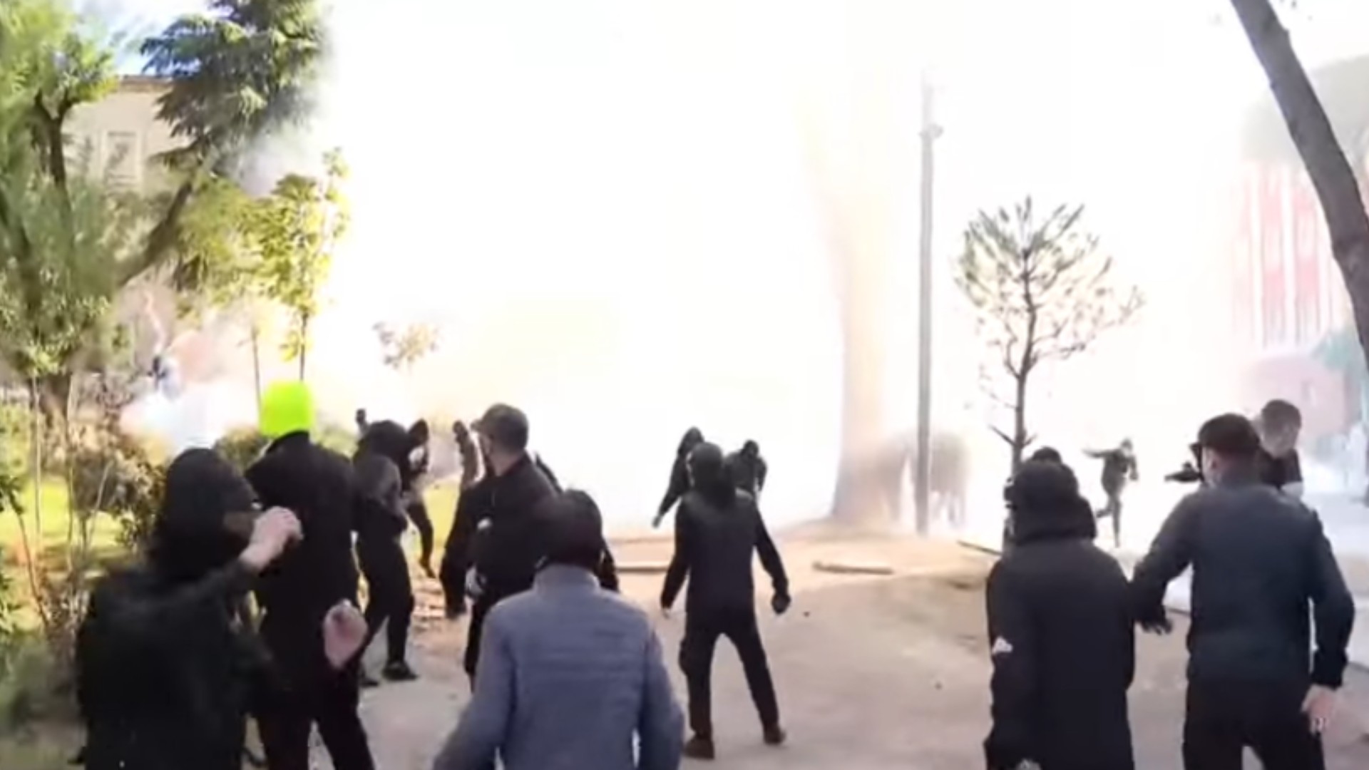  Me plumba gome  vazhdoni   Tjetër përballje mes protestuesve dhe policisë  nis tensioni te Kryeministria