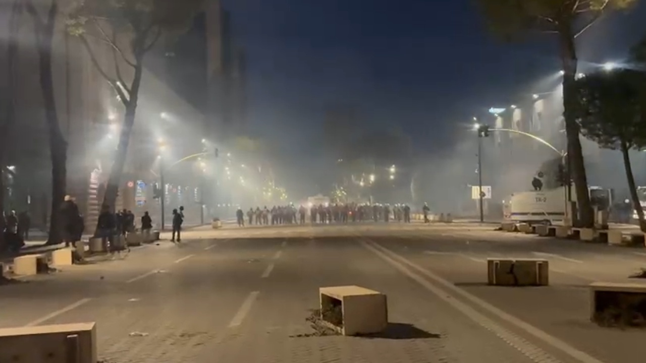 Nëntë orë dhunë dhe përplasje  protestuesit shkatërrojnë dhe djegin bizneset te Kullat Binjake