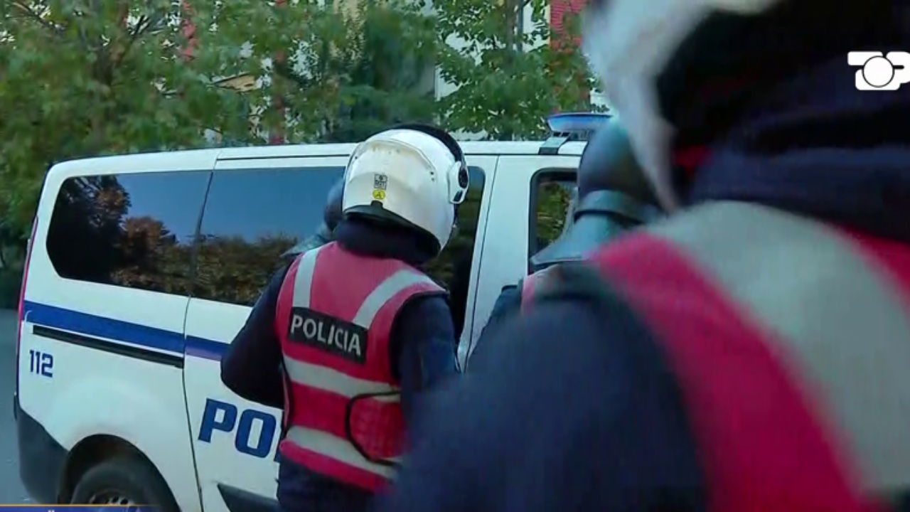 Tensione në sheshin  Skënderbej   policia bën disa shoqërime  i hedh një gruaje spraj