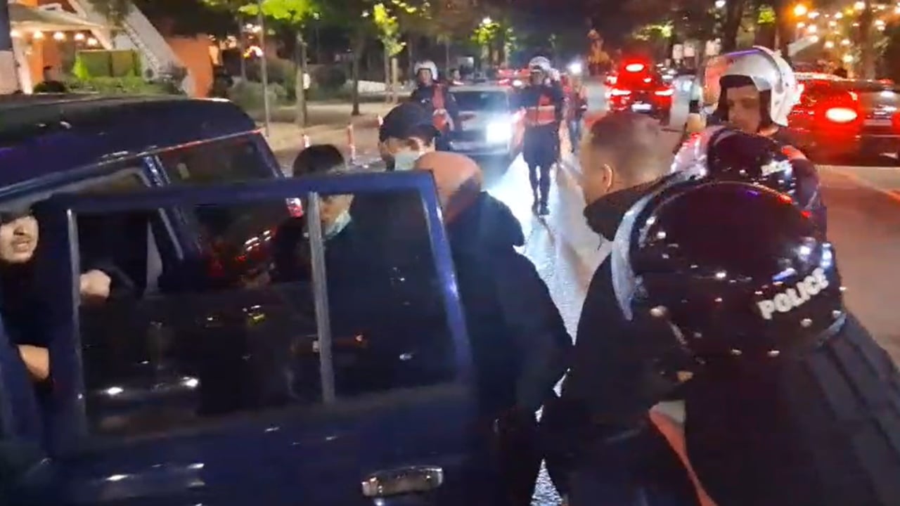 Protesta në Tiranë  shoqërohen disa të rinj pas përfundimit të tubimit