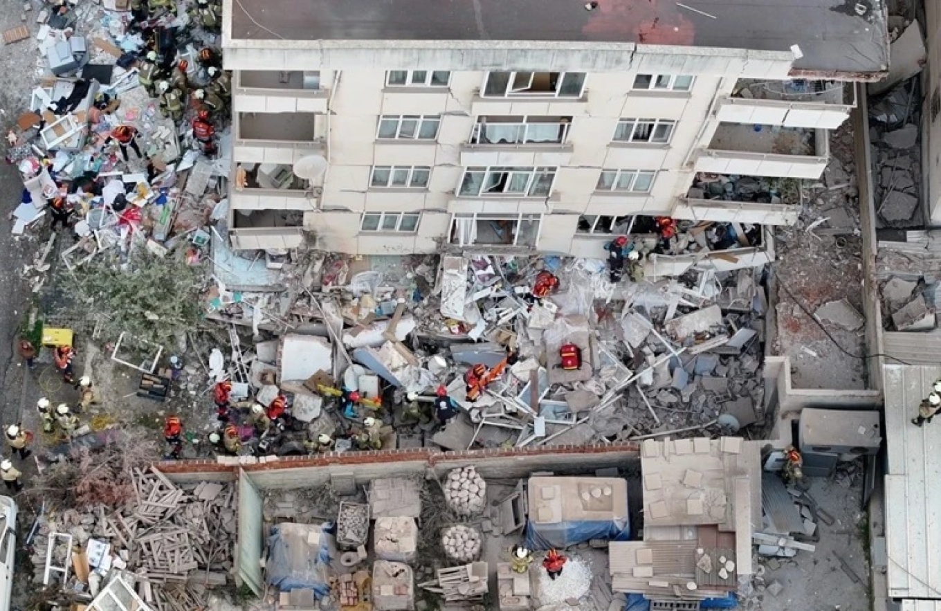 Shembet pjesërisht pallati 7-katësh në Stamboll/ 8 persona nxirren të plagosur nga rrënojat, vijojnë kërkimet për të bllokuarit
