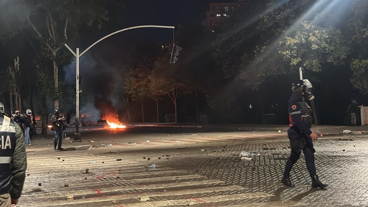 protesta-e-dhunshme-ne-tirane-11-te-lenduar-mes-tyre-dhe-tre-te-mitur