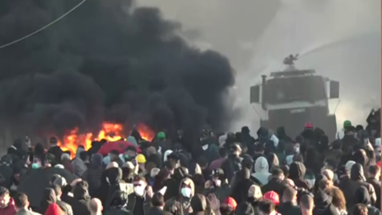 Tensionet në bulevard në dy orët e fundit  plagosen 17 efektivë dhe 4 protestues