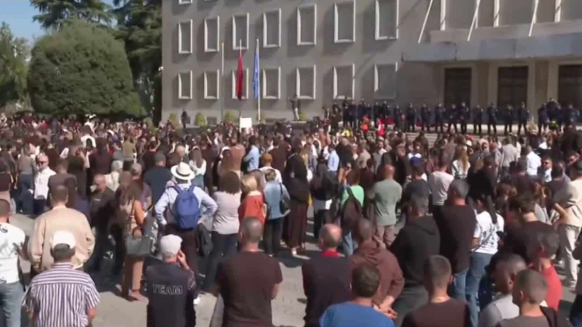Foto nga burimi: Pedagogët dhe studentët para kryeministrisë, u bashkohet edhe një tjetër grup protestuesish. Mungojnë “maskat”