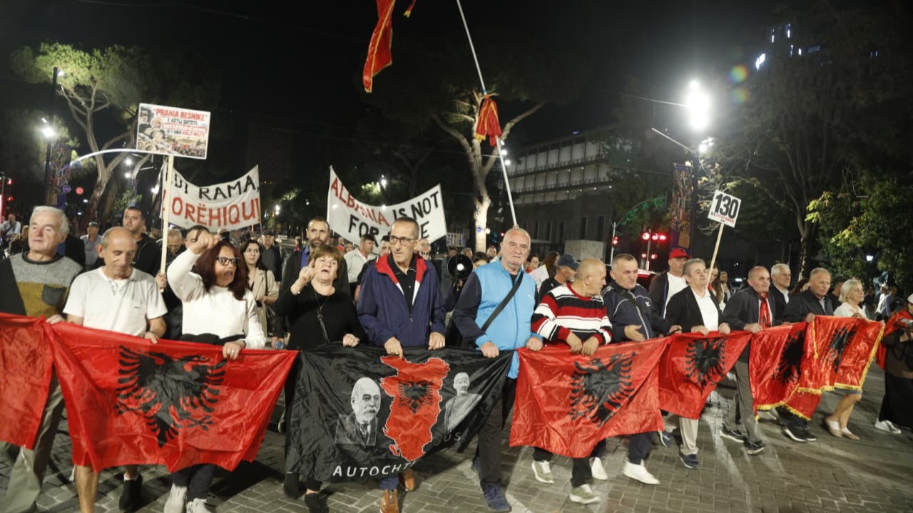 thirrja-per-tubim-e-berishes-perpara-kuvendit-protestuesit-i-pergjigjen-ne-diten-e-130-te-pranojme-vetem-ata-pa-ngjyra-politike