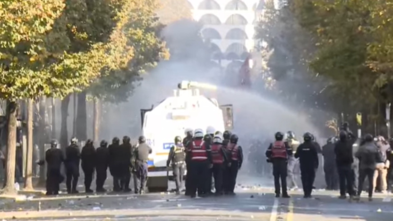 Protestuesit hedhin fishekzjarrë në protestë, policia i kundërpërgjigjet me presion uji