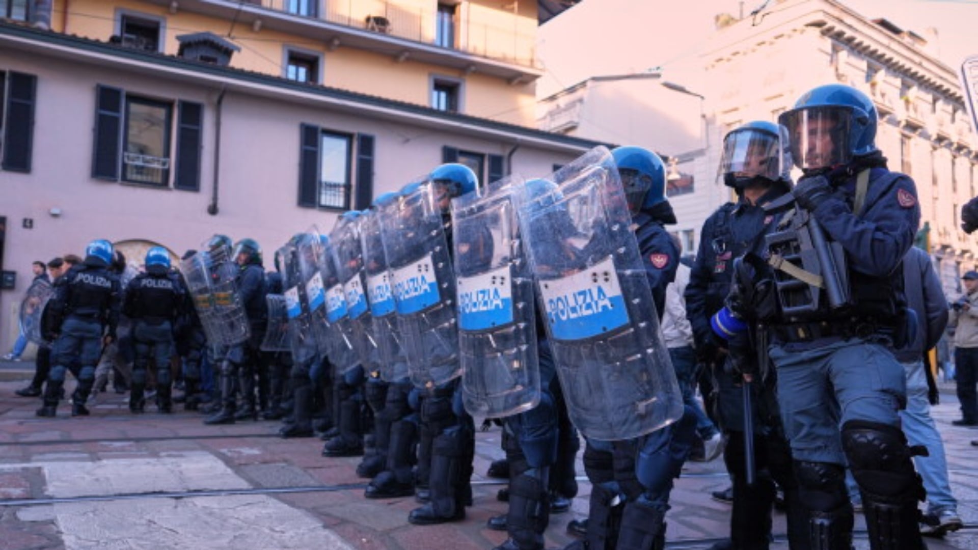 Protestat në Itali  9 të arrestuar  371 të shoqëruar në komisariat  110 prej tyre të mitur