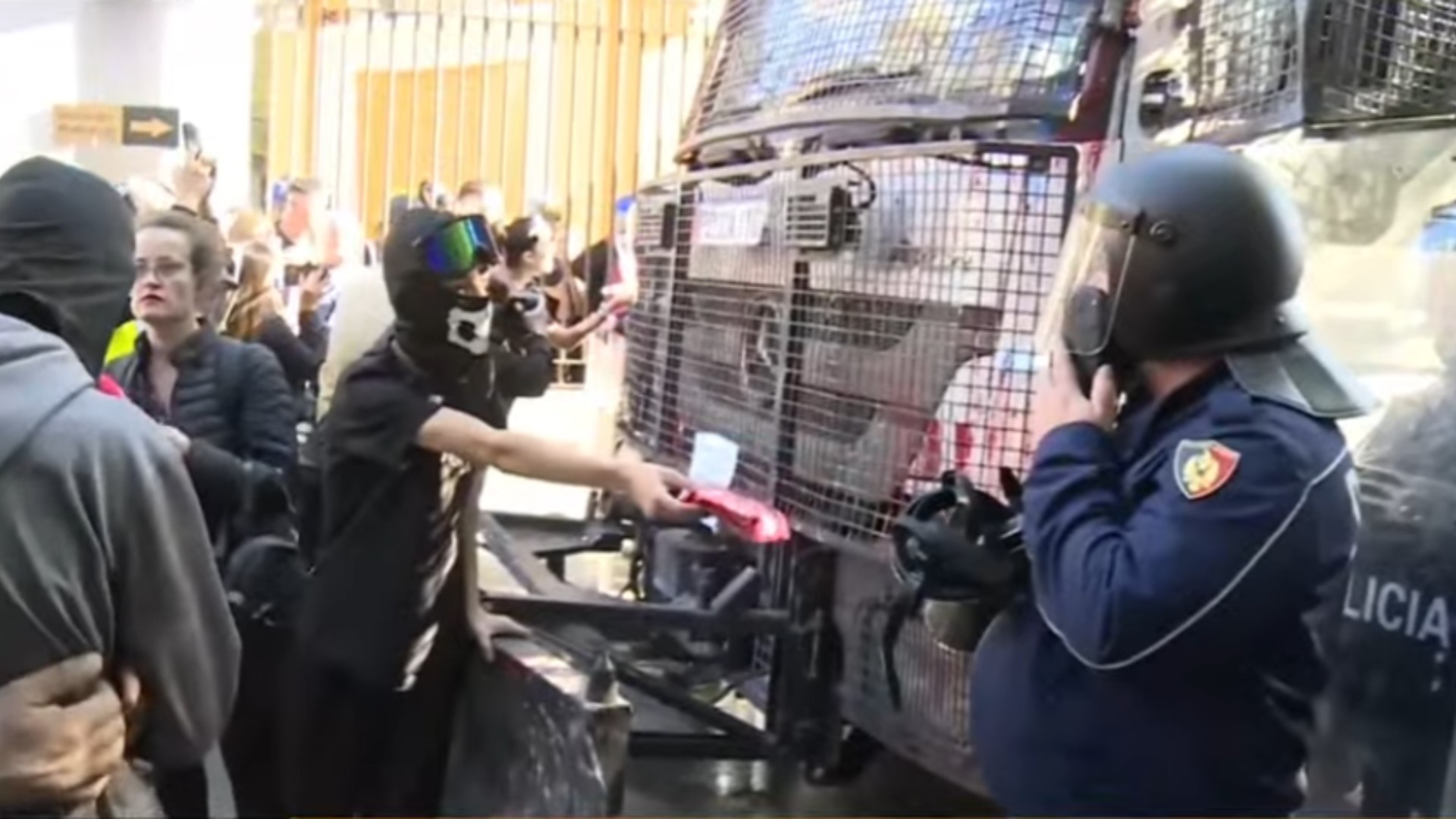 Foto nga burimi: Protestuesit vendosen para Ministrisë së Arsimit, përballen me FNSH dhe autobotin e ujit