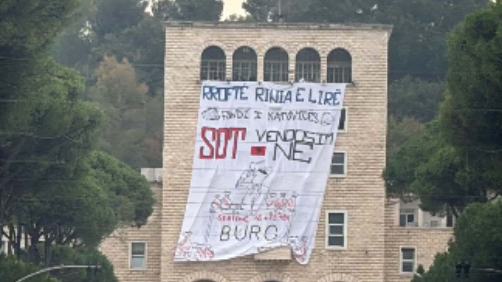 “Sot vendosim ne”, studentët shpalosin banderolën në Universitetin Politeknik: Rroftë rinia e lirë