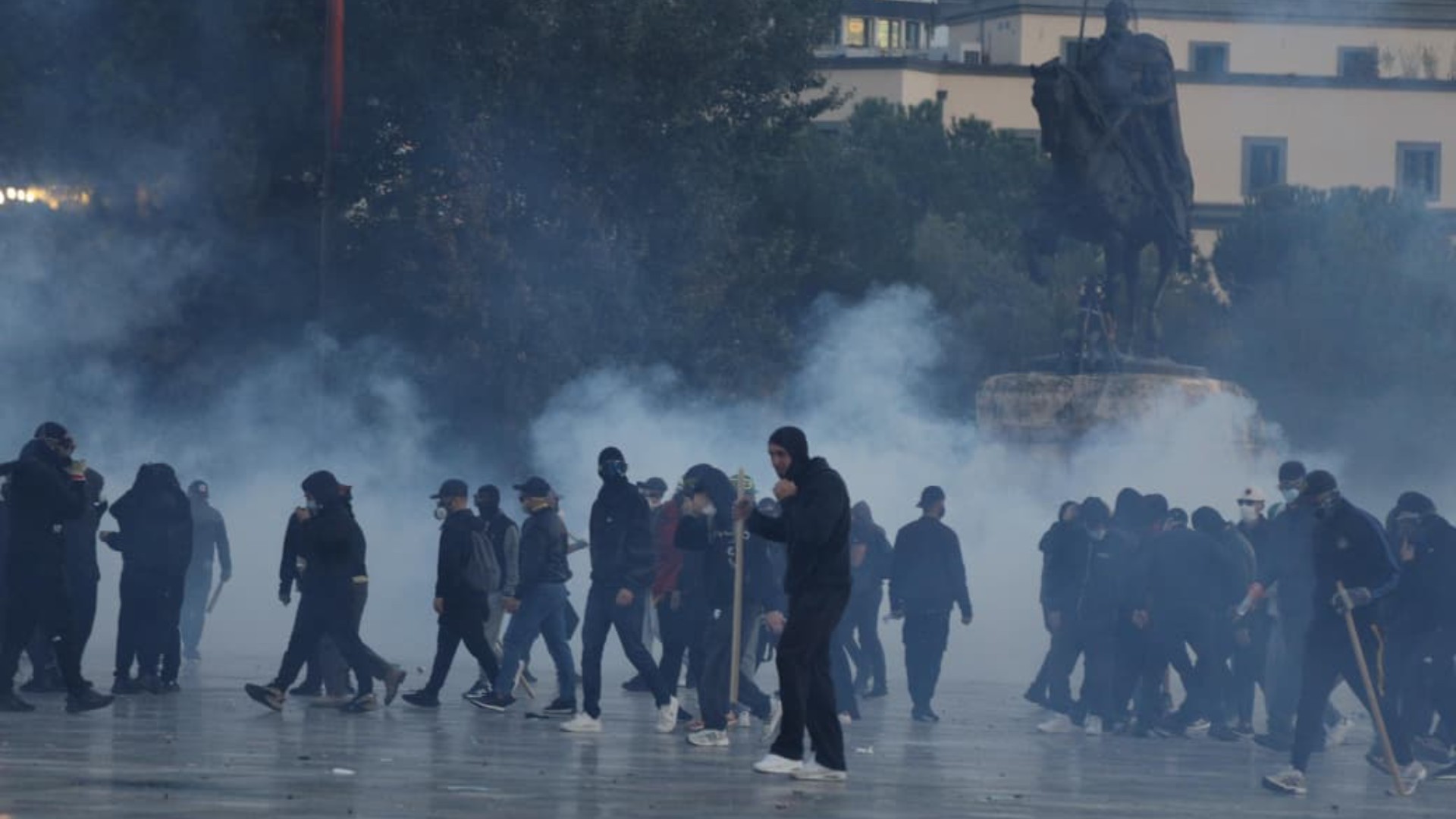 Foto nga burimi: Masat për protestën/ Gjykata lë në arrest shtëpie 4 persona, 16 të tjerë detyrim paraqitjeje