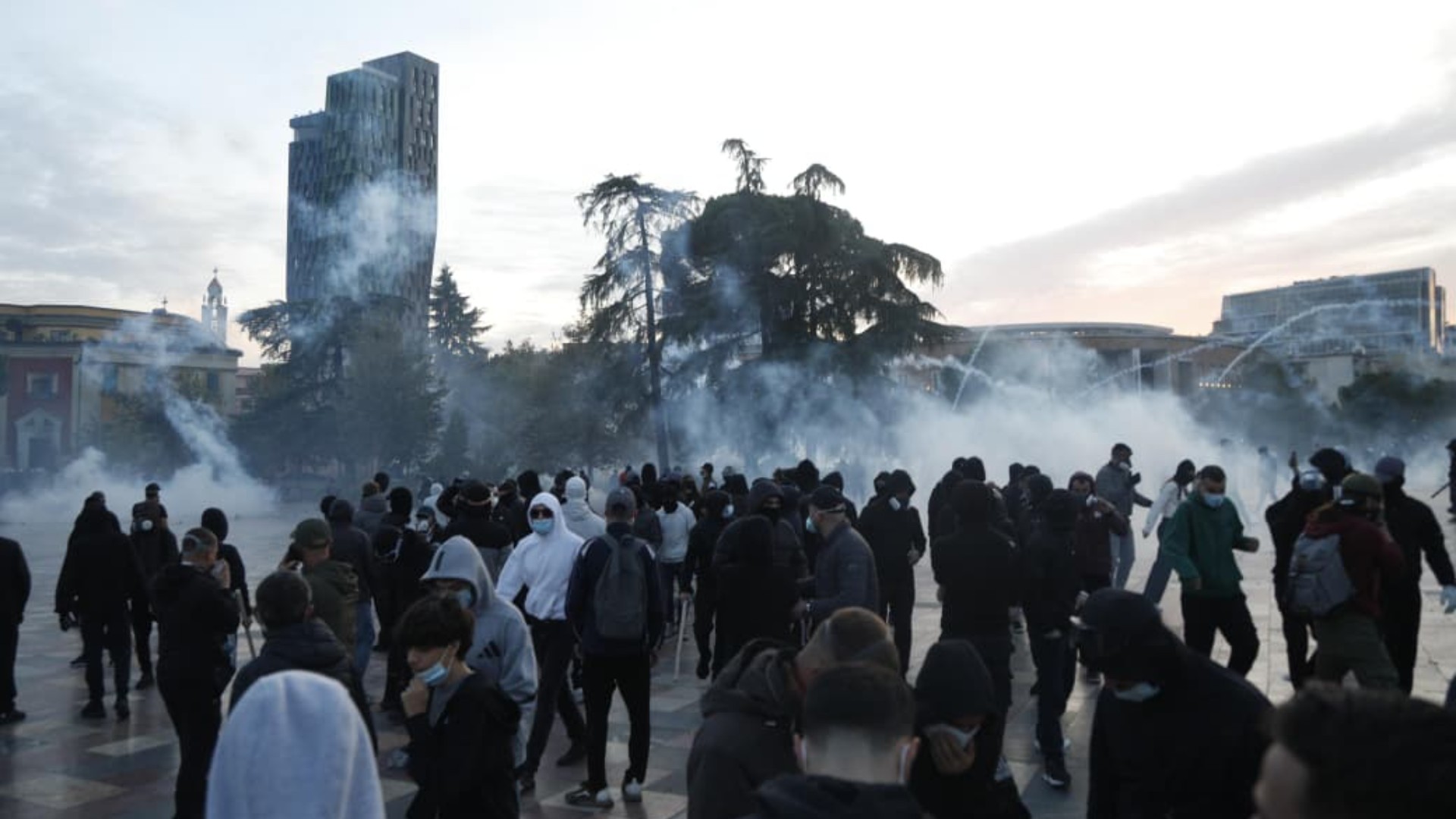Tubimi në Tiranë/ Gjykata lë me detyrim paraqitjeje dy protestues, për të tretin u urdhërua lirimi