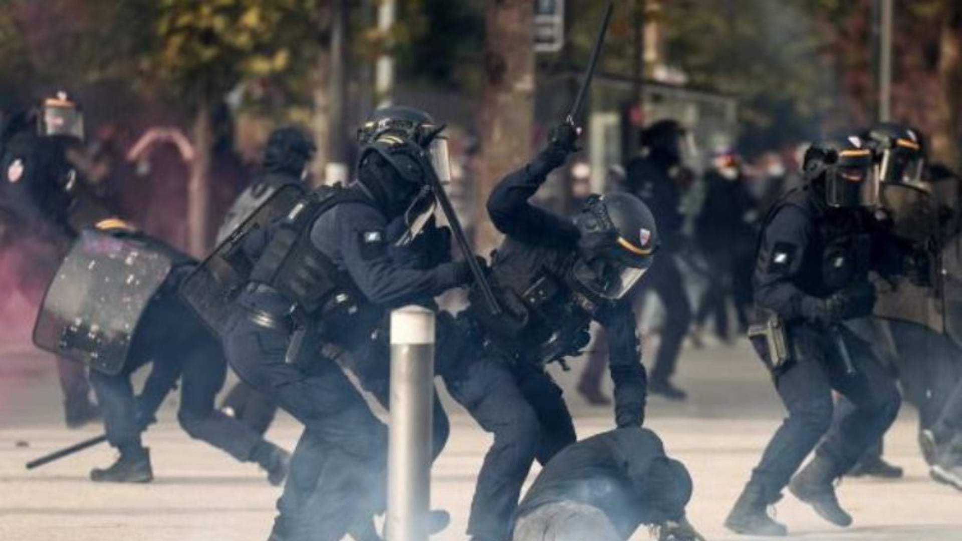 Protestat në Francë përshkallëzohen, përplasje me policinë në Marsejë, 135 të arrestuar