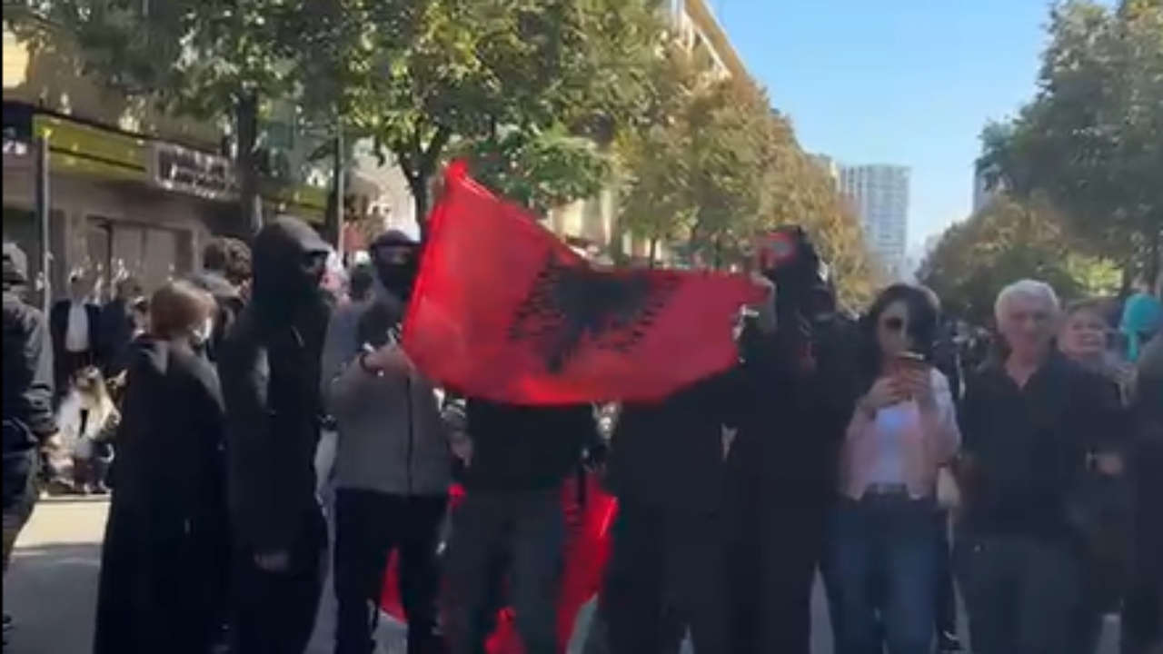 dita-e-shtate-e-protestes-te-rinjte-mblidhen-para-ministrise-se-arsimit-hedhin-valle-dhe-kerkojne-doreheqjen
