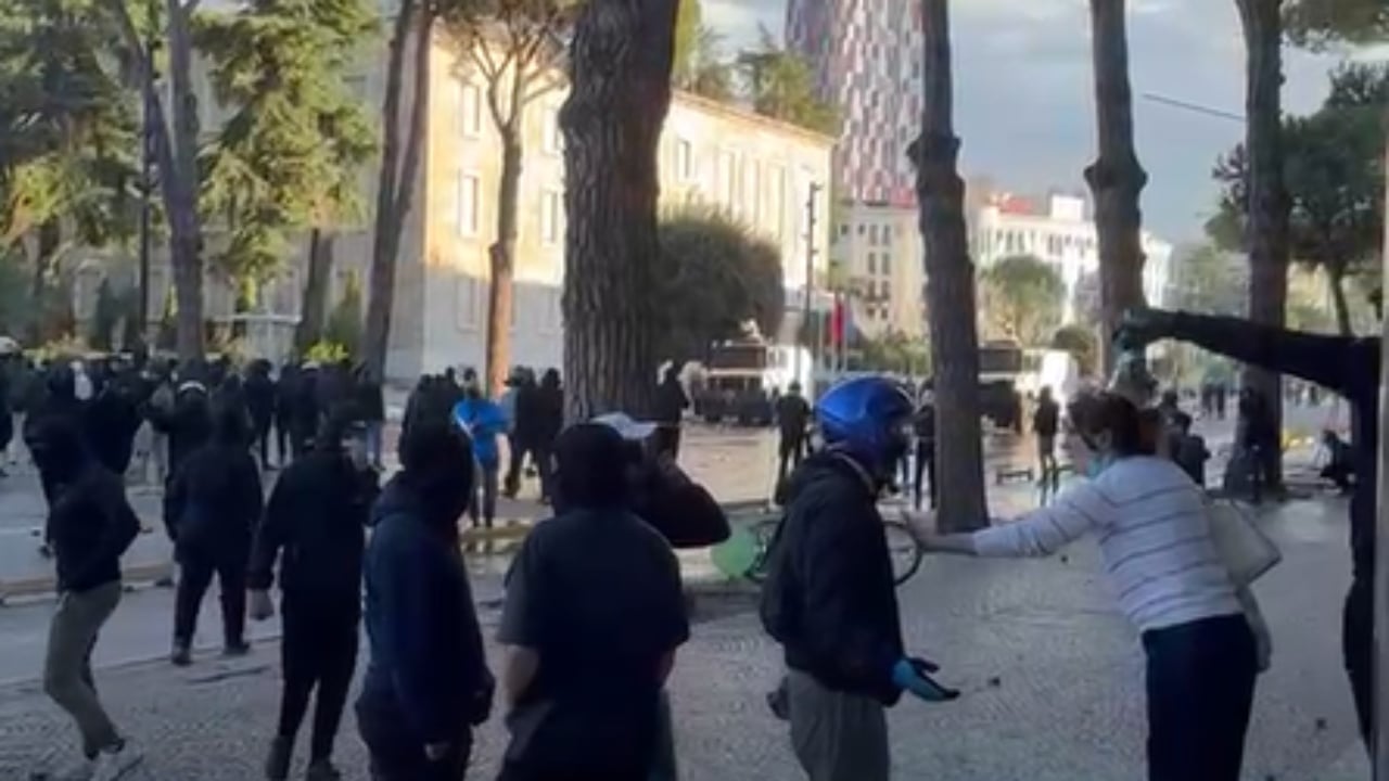 Protestuesi i hedh ujë, gruaja i kthehet: Nuk ia keni dalë në shkollë prandaj vini këtu