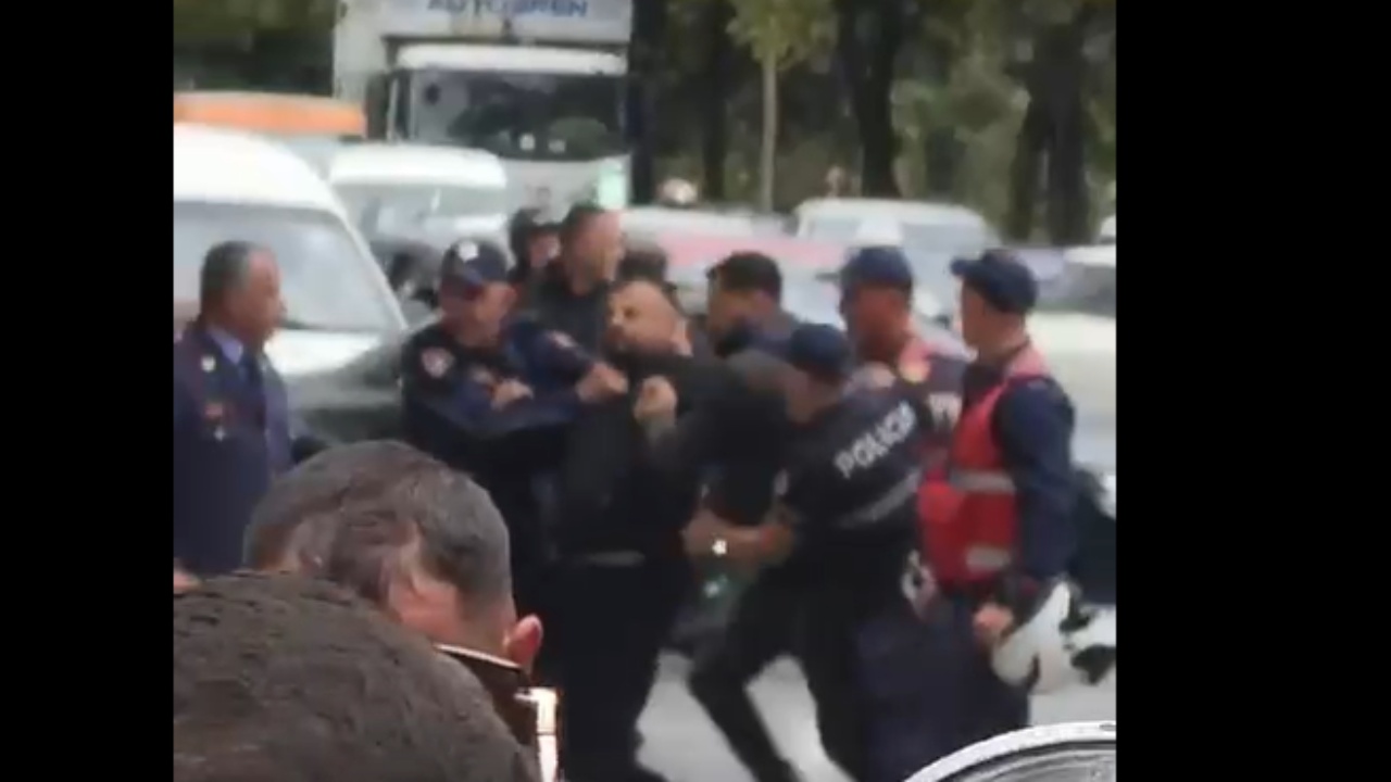 EMRI  Vijon përplasja mes protestuesve dhe policisë  një i shoqëruar