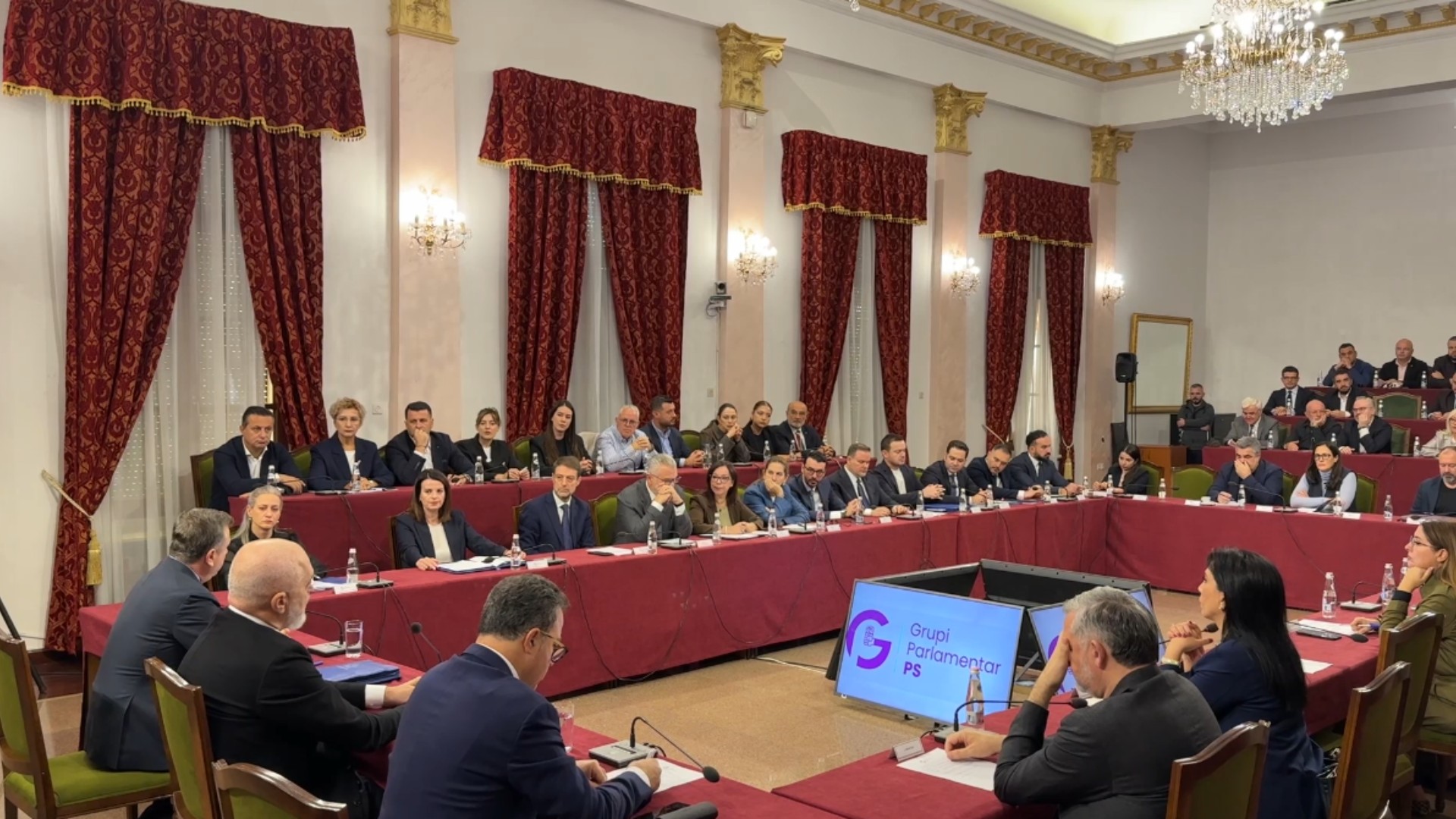 Foto nga burimi: Grupi Parlamentar i PS ofron dialog, Balla: Studentët duhet të dëgjohen, Kryeministri i ka ftuar në tryezë