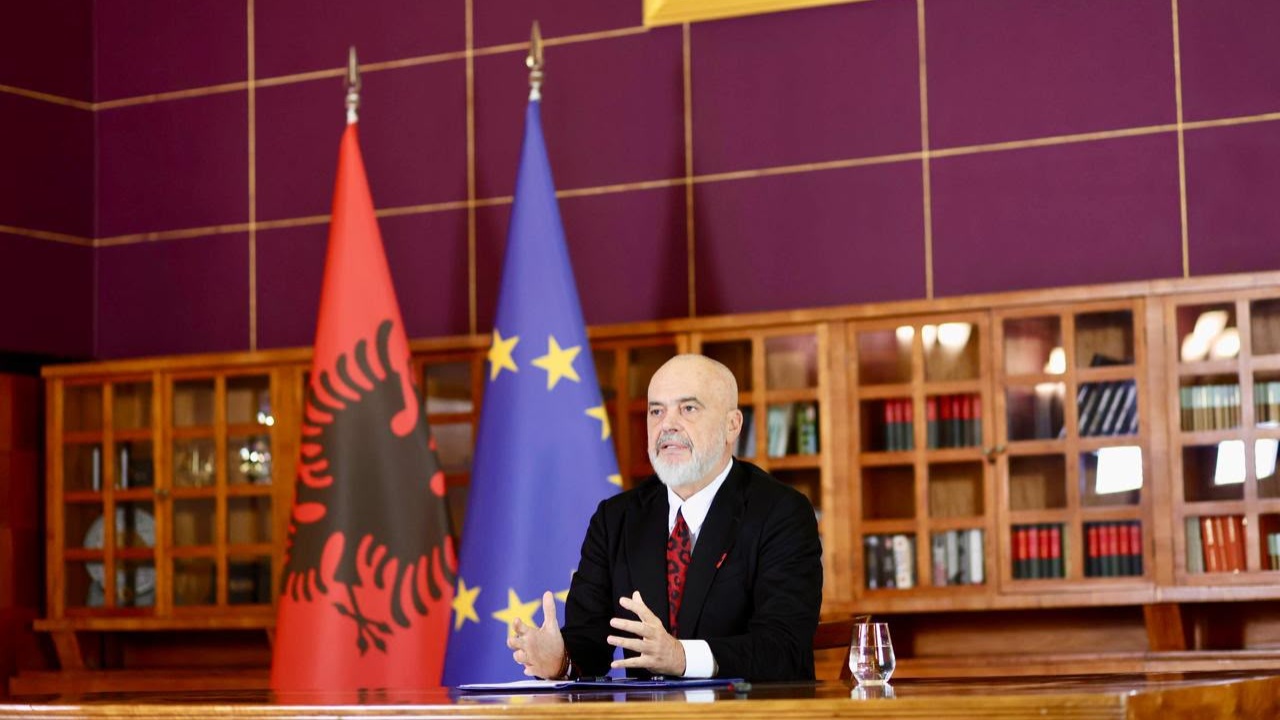 Foto nga burimi: “Jam në dispozicion ku dhe kur të doni”/ Rama fton studentët në dialog, njofton rritjen e bursave 25 mijë lekë, kredi me 0% interes dhe punësim me gjysmë page minimale