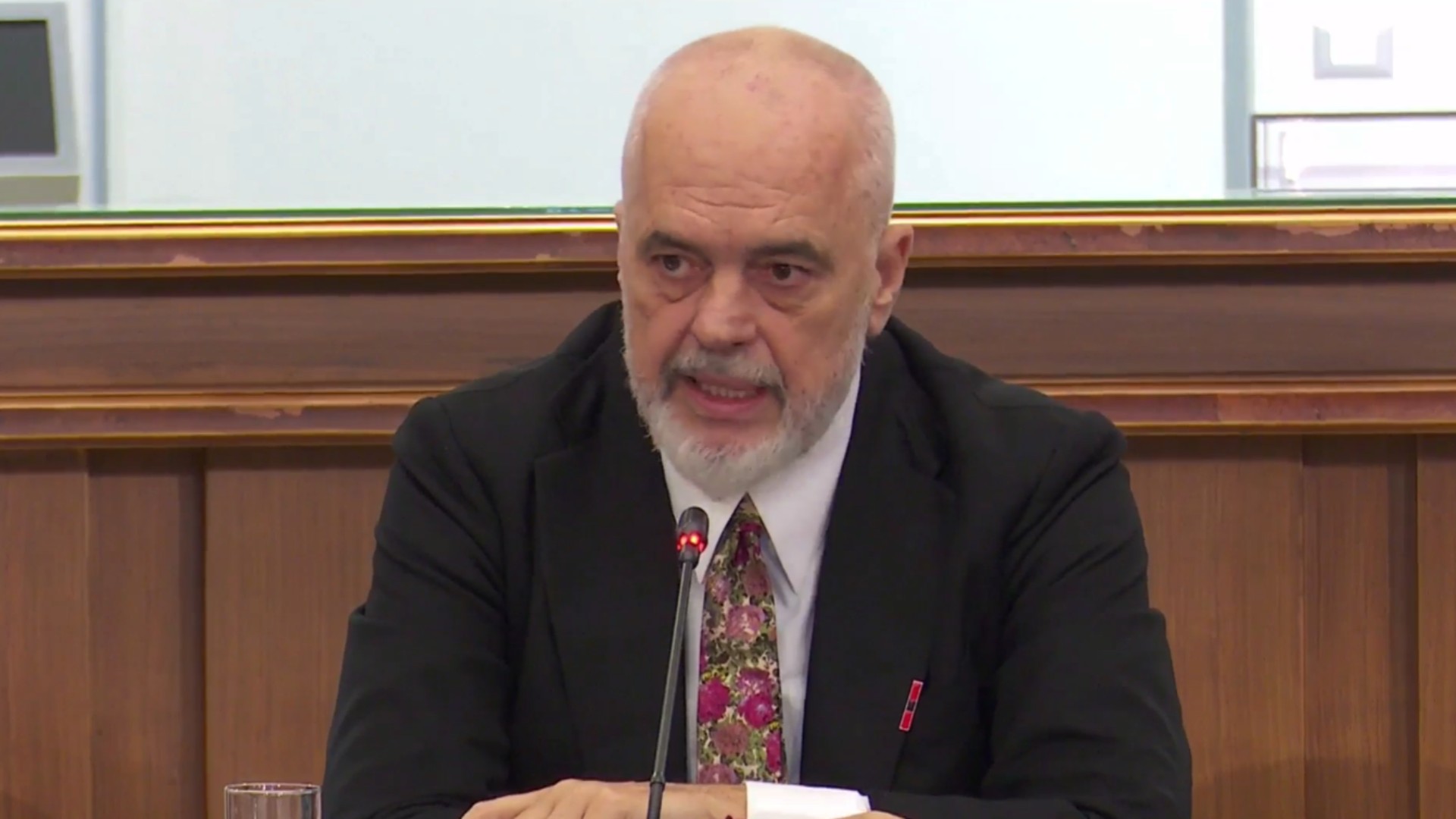 Foto nga burimi: “Ata me kapuç do t’i ndjekim këmba-këmbës”/ Rama: Sulmuan bankat për të nxitur panik, kujtuan se u bë deti kos. Pedagogët në protestë janë edhe flamurtarë partie