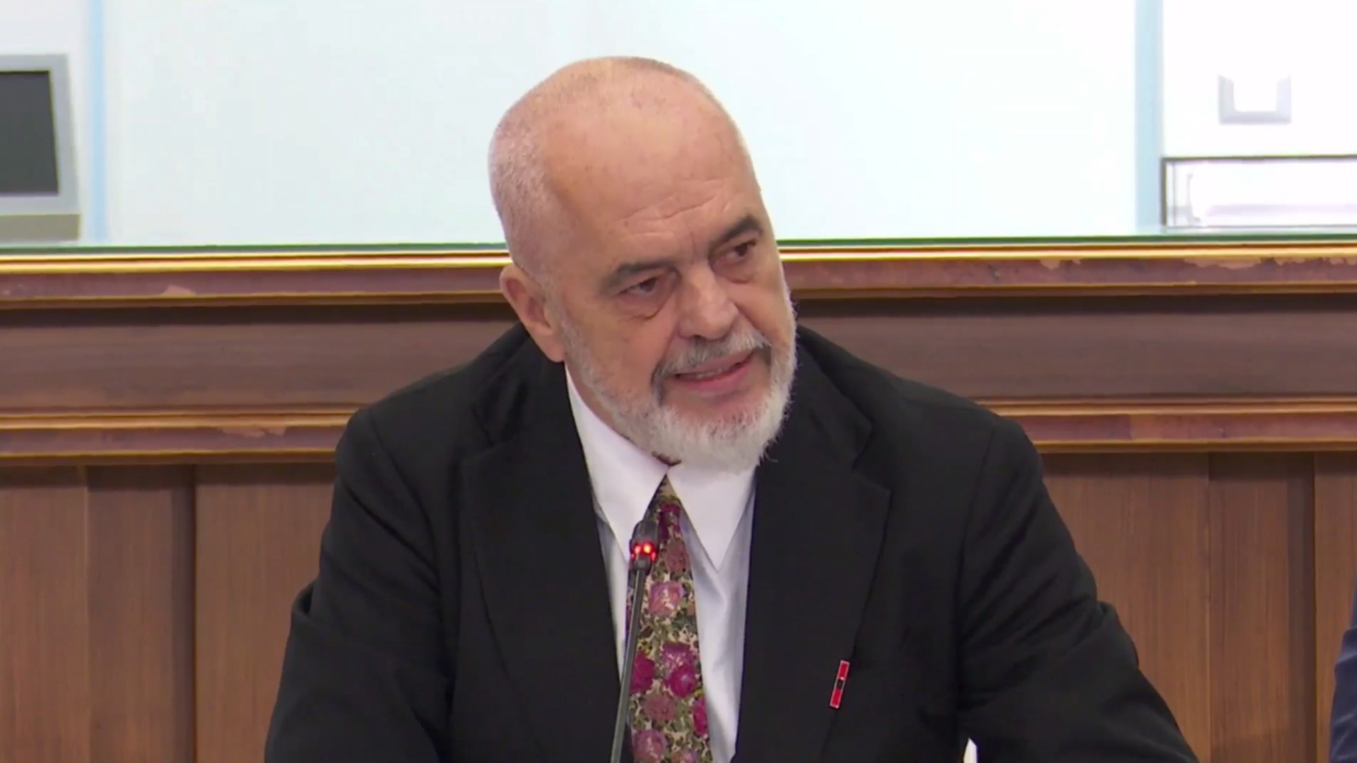 “Dhunë e orkestruar”, Rama takim me drejtuesit e bankave: Kjo e sotmja nuk ka lidhje me fantazmat e së kaluarës, as në 1997-ën nuk u sulmua Banka e Shqipërisë