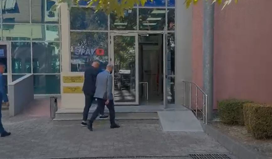 I akuzuar për shkelje të barazisë në tendera, ish-kreu i Autoritetit Rrugor Shqiptar paraqitet sërish në SPAK