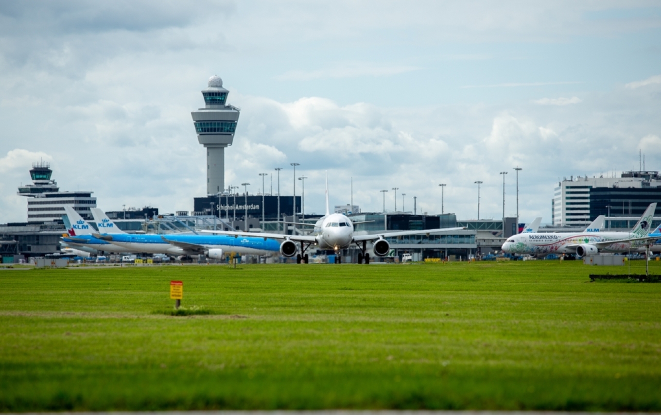Stuhia “Boelo” godet Holandën, aeroporti Schiphol anulon 90 fluturime për shkak të erërave të forta