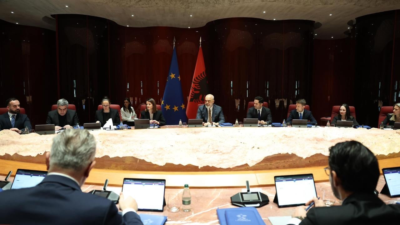 Foto nga burimi: Ulja e TVSH-së për ushqimet dhe rritja e taksave me 120 milionë euro për biznese/ Si do të rriten çmimet dhe korrupsioni nga paketa fiskale e Qeverisë